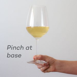 Sau foloseste mai mult degetul arătator pentru a prinde piciorul paharului